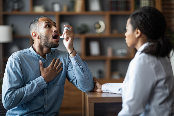 How to help someone during an asthma attack